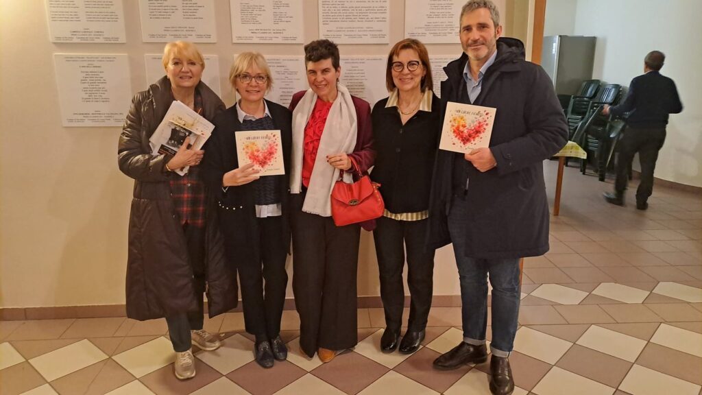 Renata Crevatin con il libro Un cuore fiorito alla presentazione